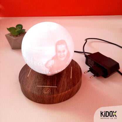 Lámpara levitante litofanía personalizada, impresas en 3D con base de madera. Kidox, impreso en 3D