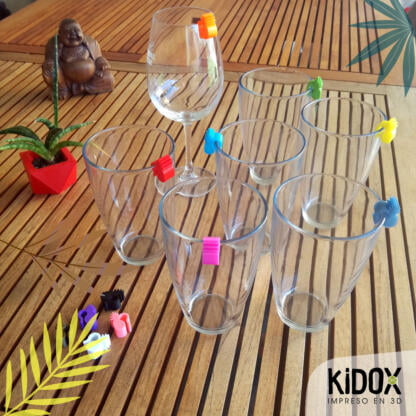 Identificadores para vasos impresos en 3D. No pierdas tu vaso con estos identificadores para vasos en fiestas y reuniones. Identificadores para vasos de colores, Kidox, impreso en 3D.