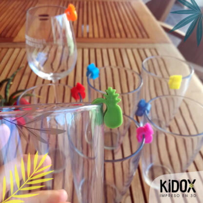 Identificadores para vasos impresos en 3D. No pierdas tu vaso con estos identificadores para vasos en fiestas y reuniones. Identificadores para vasos de colores, Kidox, impreso en 3D.